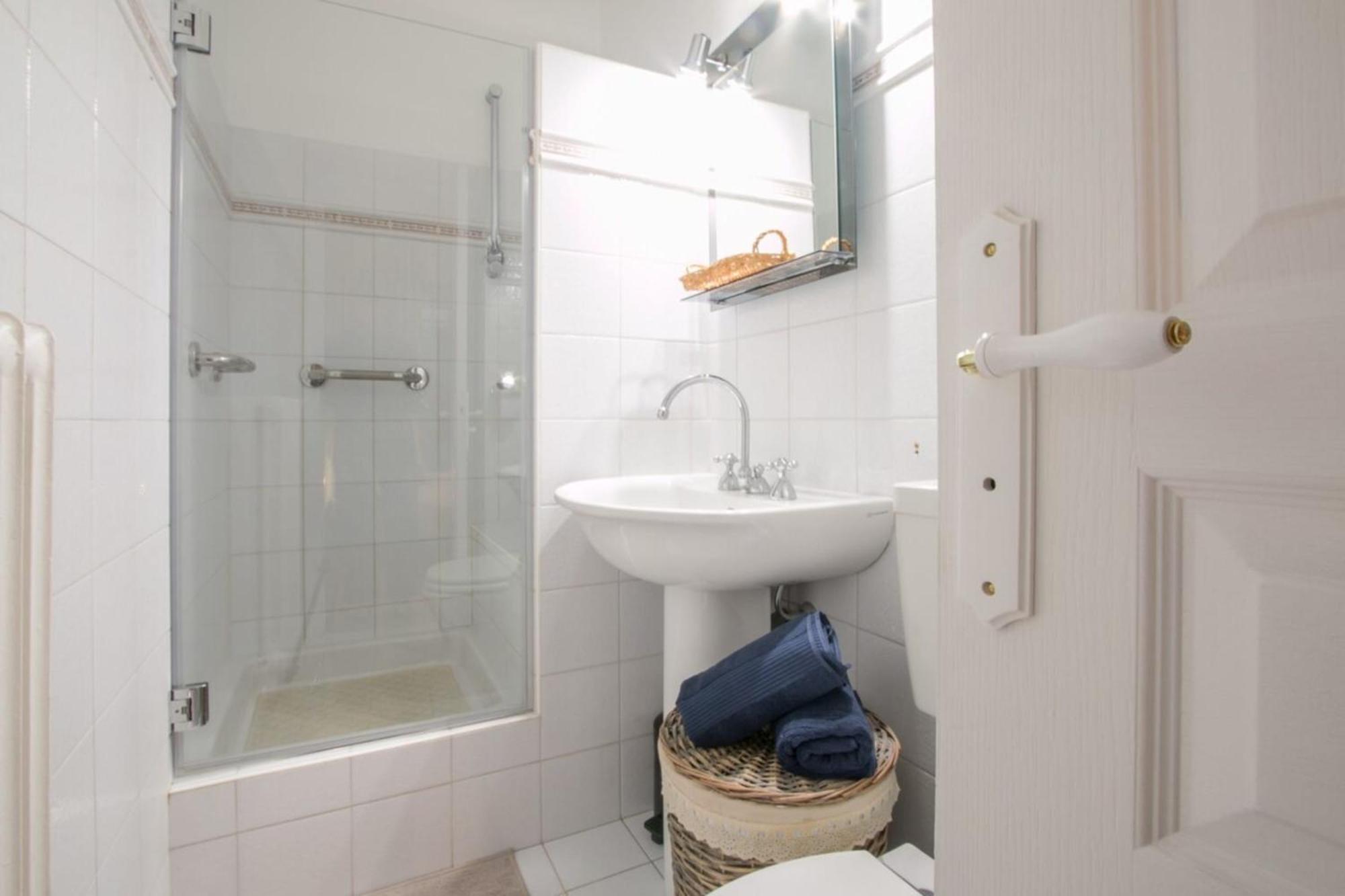 Spacious 2-Bedroom In The Centre Of Мантон Екстер'єр фото